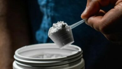 pessoa pegando creatina representando melhor horario para tomar creatina