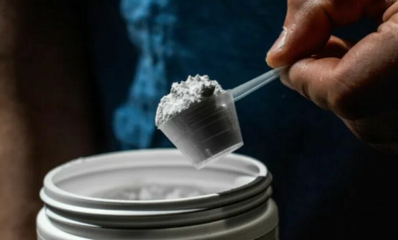 pessoa pegando creatina representando melhor horario para tomar creatina