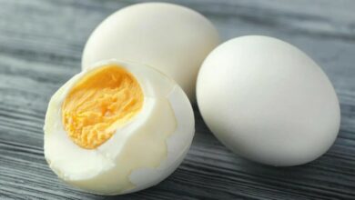 3 ovos cozidos na mesa - simbolizando porque colocar sal à água ao cozinhar ovos