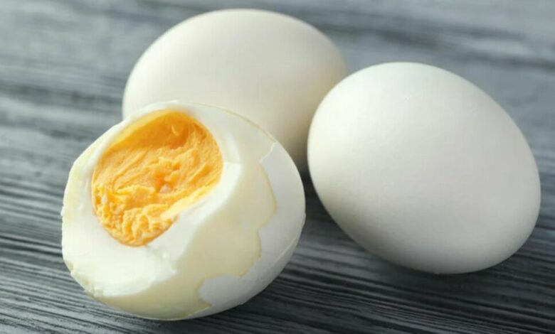 3 ovos cozidos na mesa - simbolizando porque colocar sal à água ao cozinhar ovos