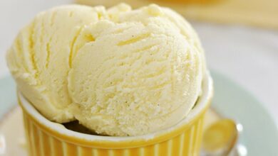 Sorvete de baunilha cremoso servido em taça com calda de chocolate