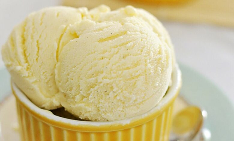 Sorvete de baunilha cremoso servido em taça com calda de chocolate