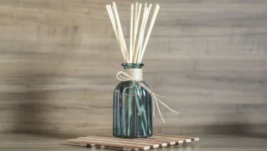 Aromatizador de ambiente em cima da estante.