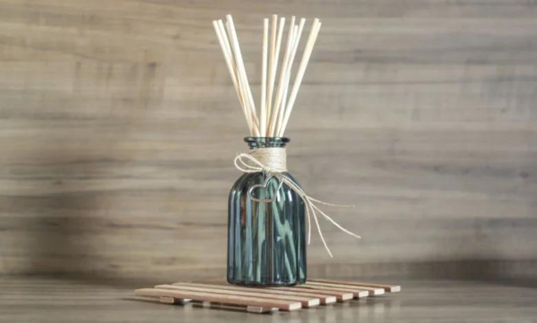 Aromatizador de ambiente em cima da estante.