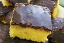 Fatia de Bolo de cenoura com calda crocante de chocolate