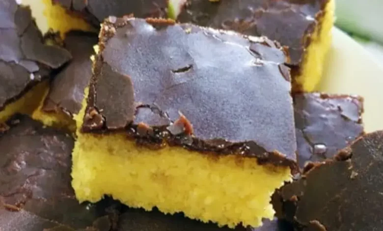 Fatia de Bolo de cenoura com calda crocante de chocolate