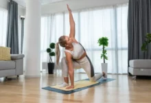 Pilates para Iniciantes: Mulher fazendo exercícios de Pilates em casa!