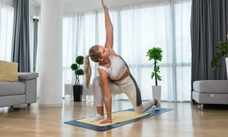 Pilates para Iniciantes: Mulher fazendo exercícios de Pilates em casa!