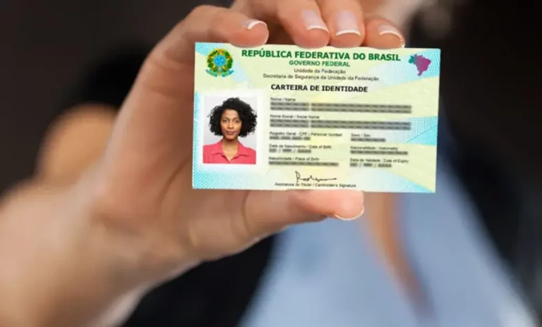 Close de uma mão segurando a Nova Carteira de Identidade Nacional (CIN)