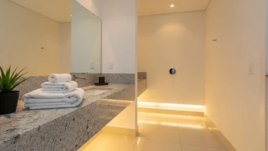 Banheiro limpo e cheiroso com decoração minimalista e toalhas organizadas, refletindo o estilo de um hotel de luxo para o fim de ano.