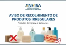 Logotipo da Anvisa em destaque com um aviso de recolhimento de produtos de higiene e sabonetes irregulares.