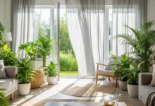 Sala de estar arejada com plantas e ventilação natural, ideal para manter a casa fresca sem ar-condicionado no verão.