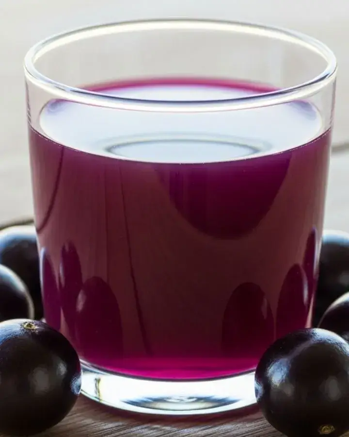 copo de vidro com suco de jabuticaba!