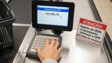Mão de um consumidor digitando o número do documento em um teclado de caixa para seguir o comunicado para todos que informam o CPF ao comprar em supermercados em 2026.