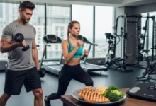 Atletas treinando musculação com foco em emagrecer sem perder massa muscular, acompanhado de dieta proteica.