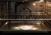 Interior de um forno limpo e brilhante após aplicação do jeito mais fácil de limpar o forno do fogão com bicarbonato.