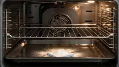 Interior de um forno limpo e brilhante após aplicação do jeito mais fácil de limpar o forno do fogão com bicarbonato.
