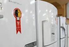 Geladeira com selo Procel de eficiência energética em loja de eletrodomésticos, exemplo de aparelho que ajuda a reduzir consumo de energia