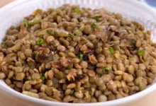 Salada de lentilha com cebola caramelizada