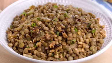 Salada de lentilha com cebola caramelizada