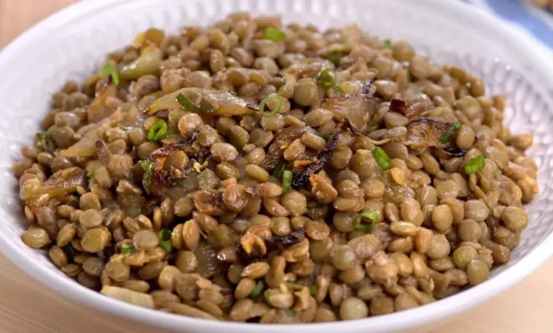 Salada de lentilha com cebola caramelizada