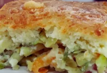 Torta de abobrinha de liquidificador dourada e fofinha servida em uma mesa de café da manhã.
